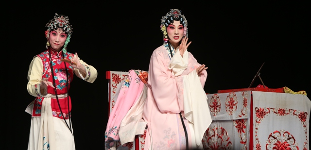 wang-jin-left-as-the-maid-chunxiang-with-zhang-yuanyuan-right-as-du-liniang peony