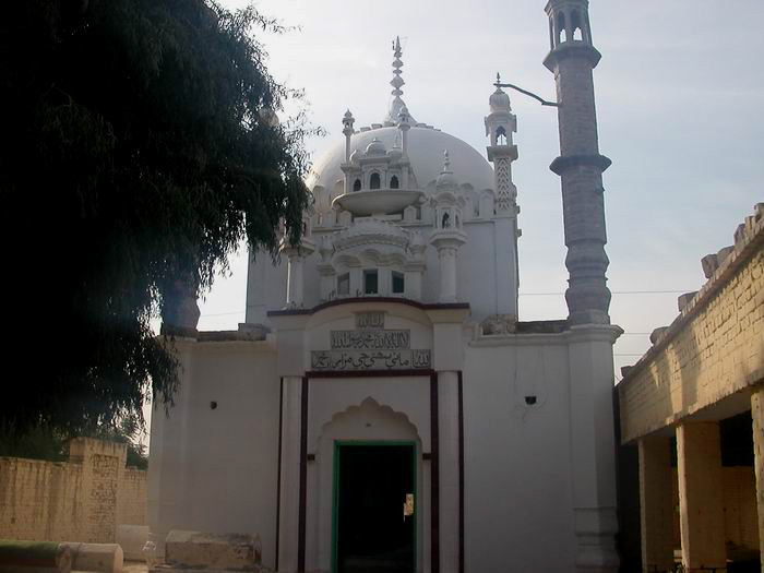 Tomb of Sohni in Shahdadpur, Sindh, Pakistan; Photo by: Mountainloverk2 (commons.wikimedia.org)