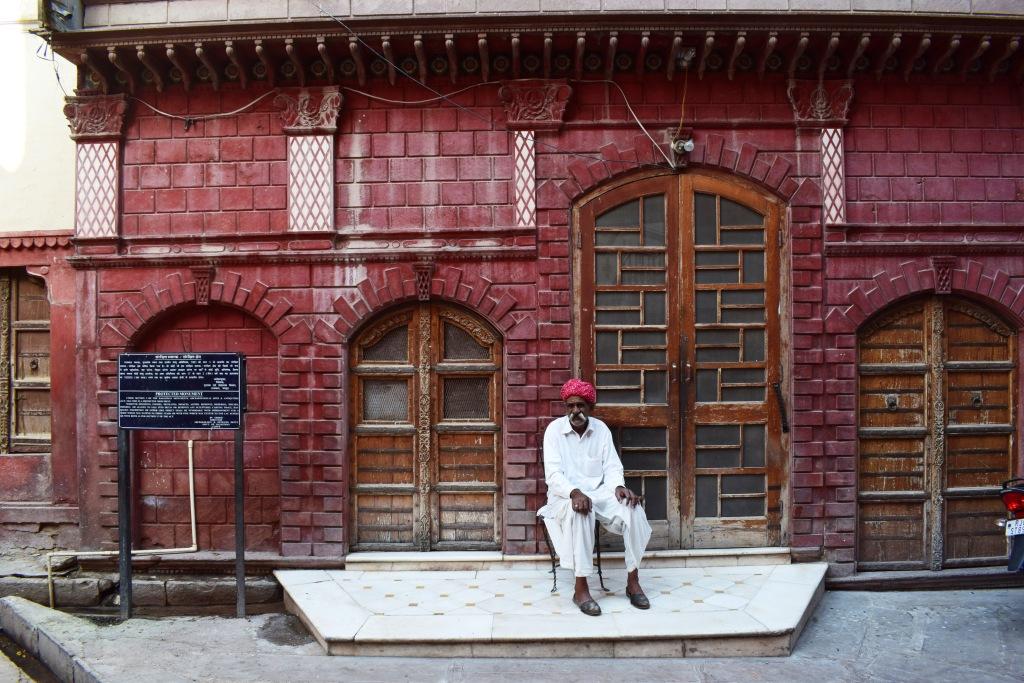 Lone guardian outside a haveli, Bikaner, Rajasthan, India