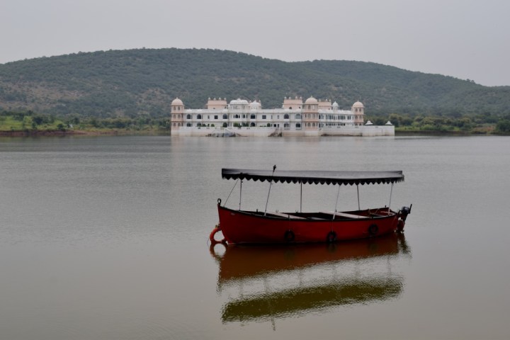 jüSTa Lake Nahargarh Palace, Chittorgarh, Rajasthan, India