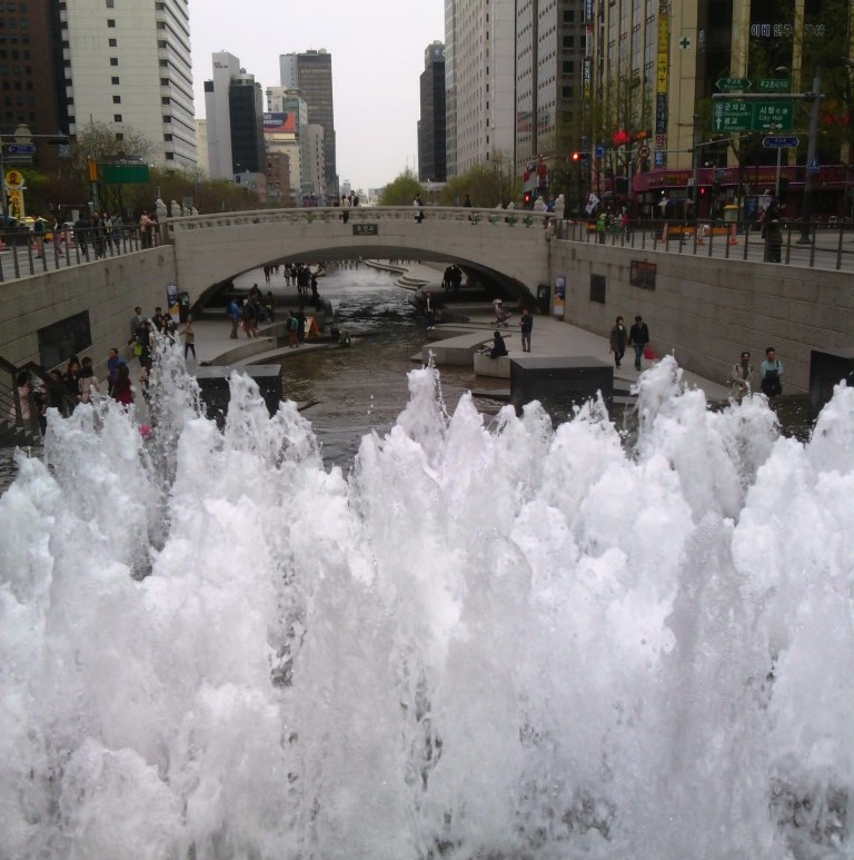 The refreshing fountains at Cheonggyecheon River linear park, Seoul, South Korea: Photo by Ambica Gulati