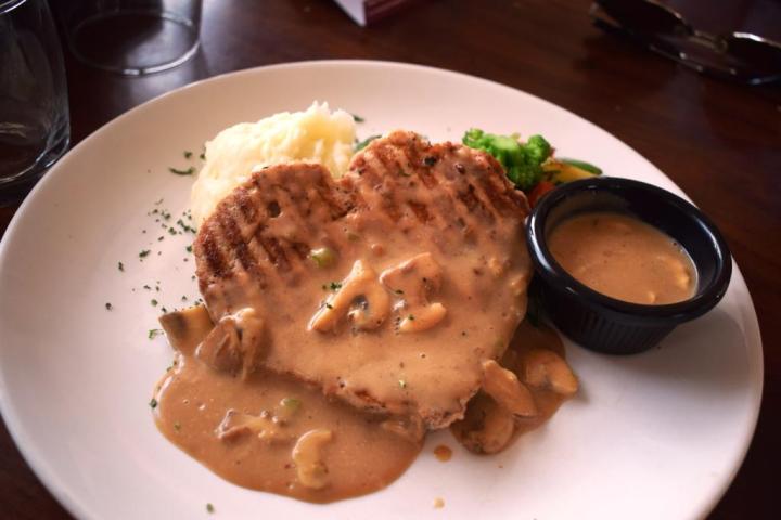 Chicken steak at OTH, Jaipur, Rajasthan, India