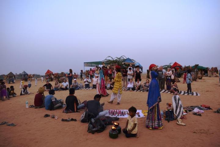 Kalbeliya community getting ready for an evening show at sunset point, Pushkar, Rajasthan, India