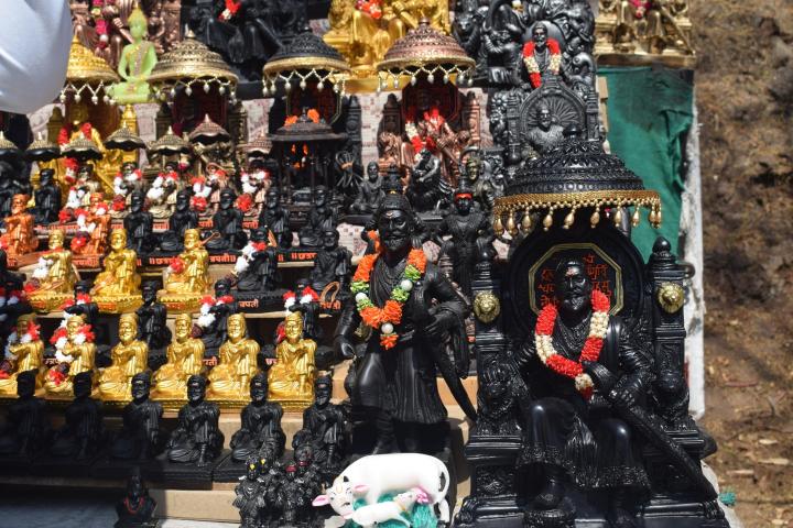 Vendor sells idols of Shivaji Maharaj outside Shivneri Fort, junnar, Pune, Maharashtra, India