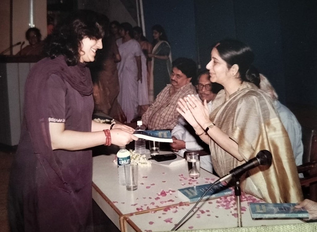 Late Sushma Swaraj, Former BJP leader, felicitating the women who wrote Famous Women, under the guidance of Mr KN Rao, founder, School of Astrology, Bharatiya Vidya Bhawan, Delhi