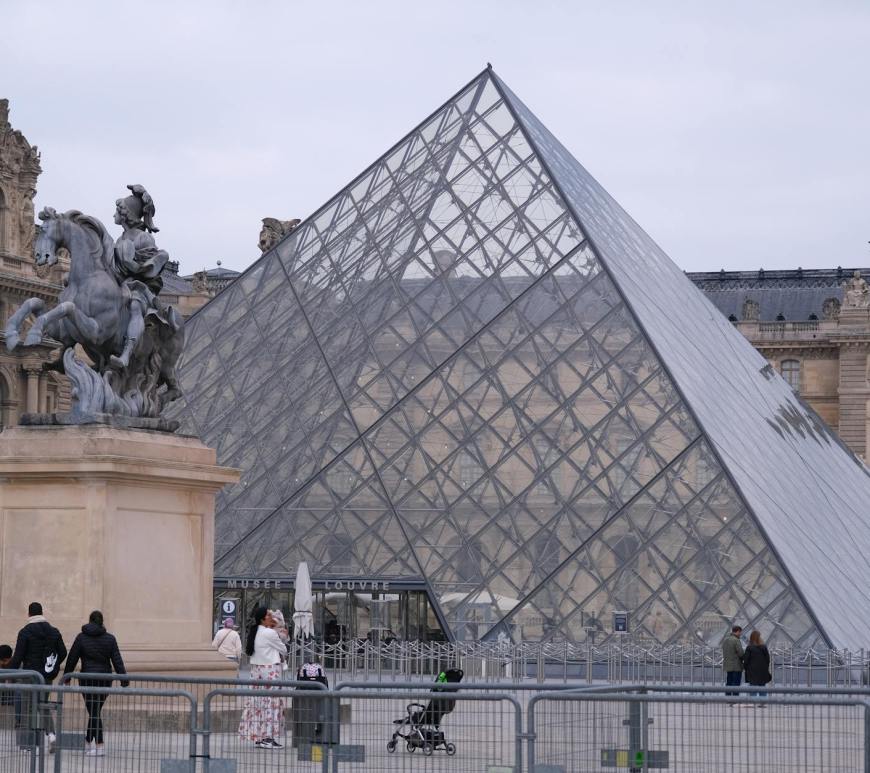 iconic louvre pyramid and statue in paris, Photo by MT Akhtar, Pexels.com